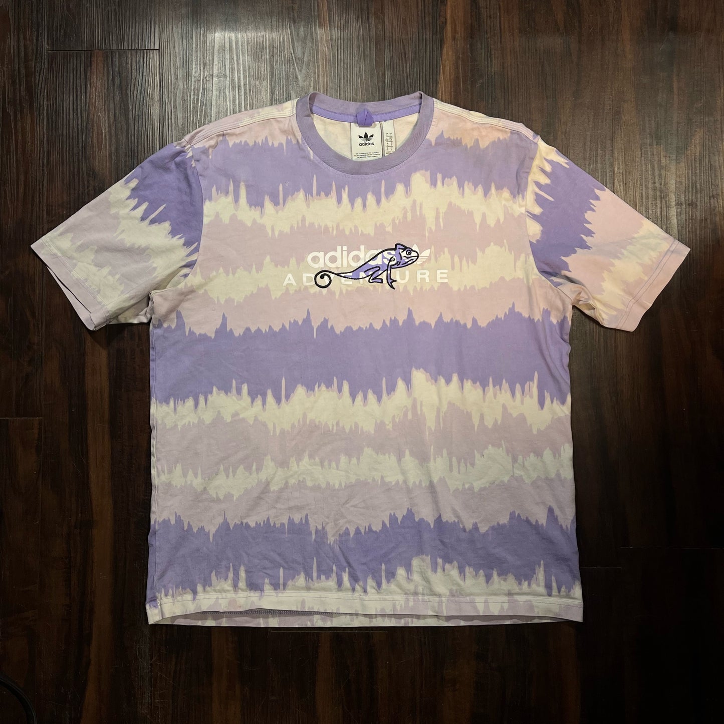 Adidas Originals purple tie-dye T-shirt Adventure Archive Print w/ Chameleon Design size: Large