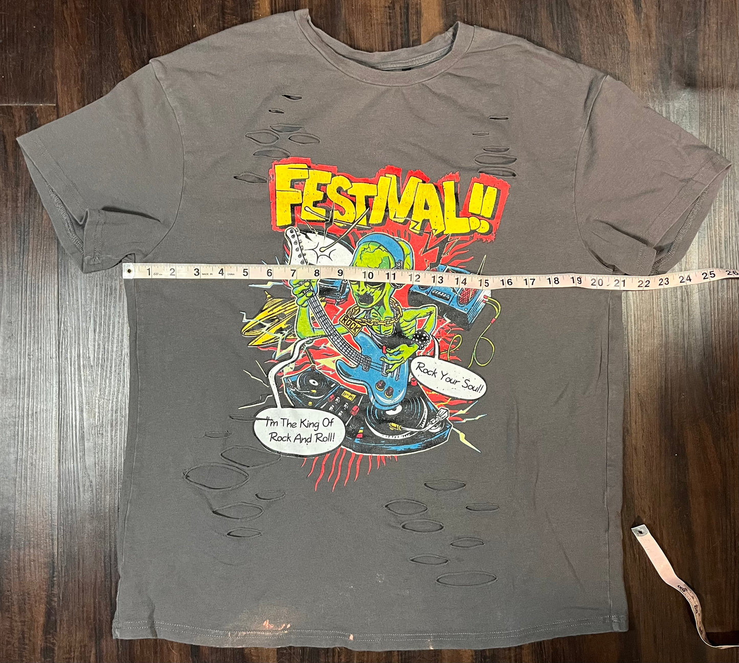 Festival Grey distressed Alien shirt Size: Medium