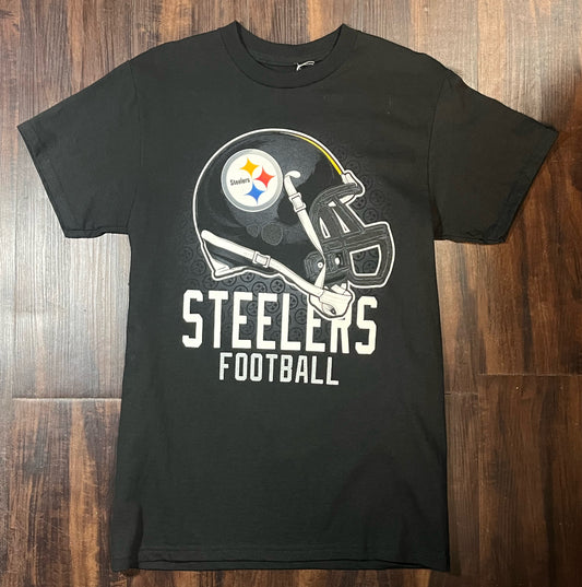 Pittsburgh Steelers Football  Tshirt w/ Large Steelers helmet logo Size: Small
