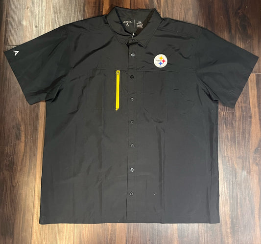 Pittsburgh Steelers Antigua short sleeve black kick off button up dress shirt w/ sipper pocket and logo on chest Size: XXLarge