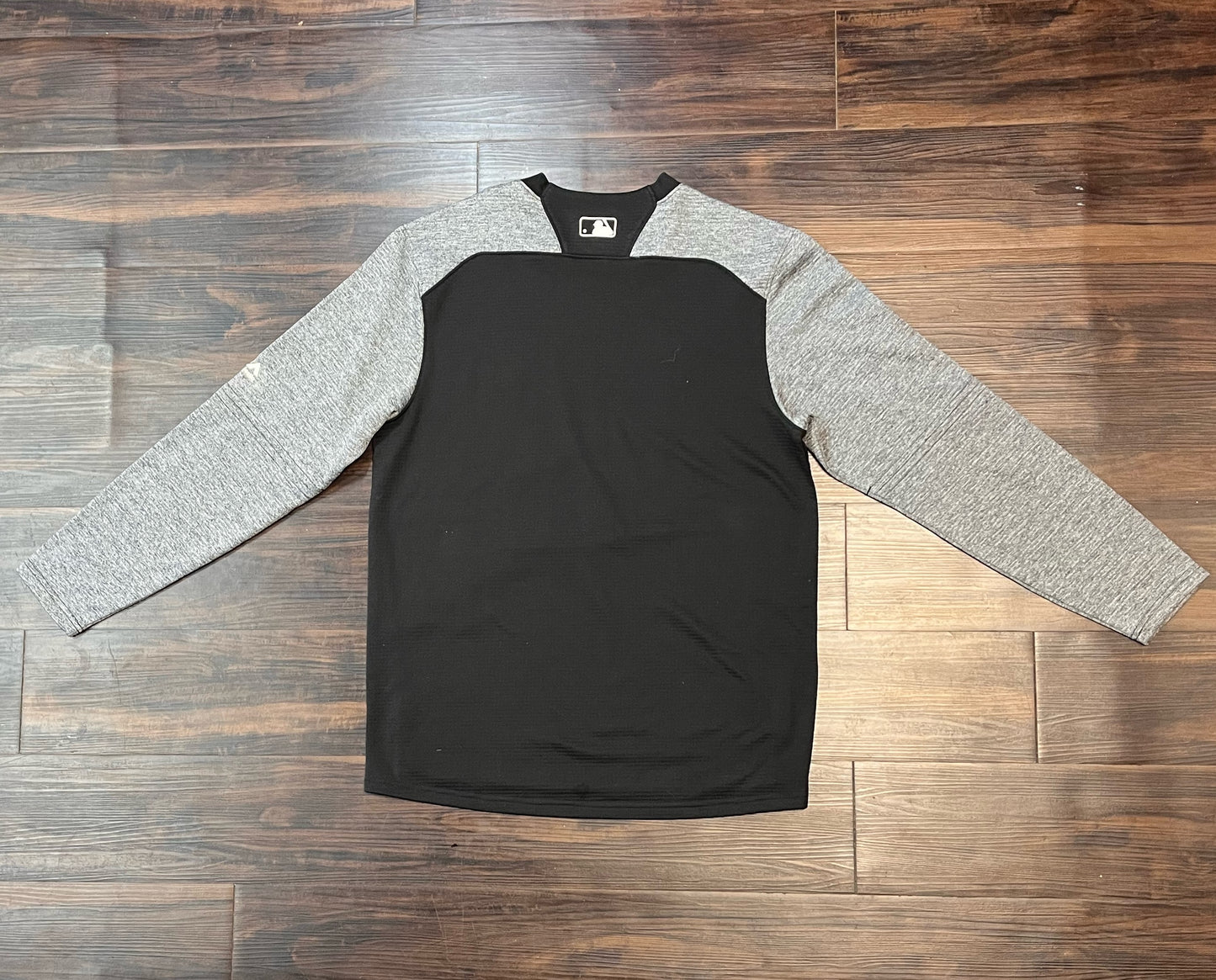 Authtic Pittsburgh Pirates Crew neck w/ SMedium Size Pirates Logo  on chest and grey sleeves Size: Medium