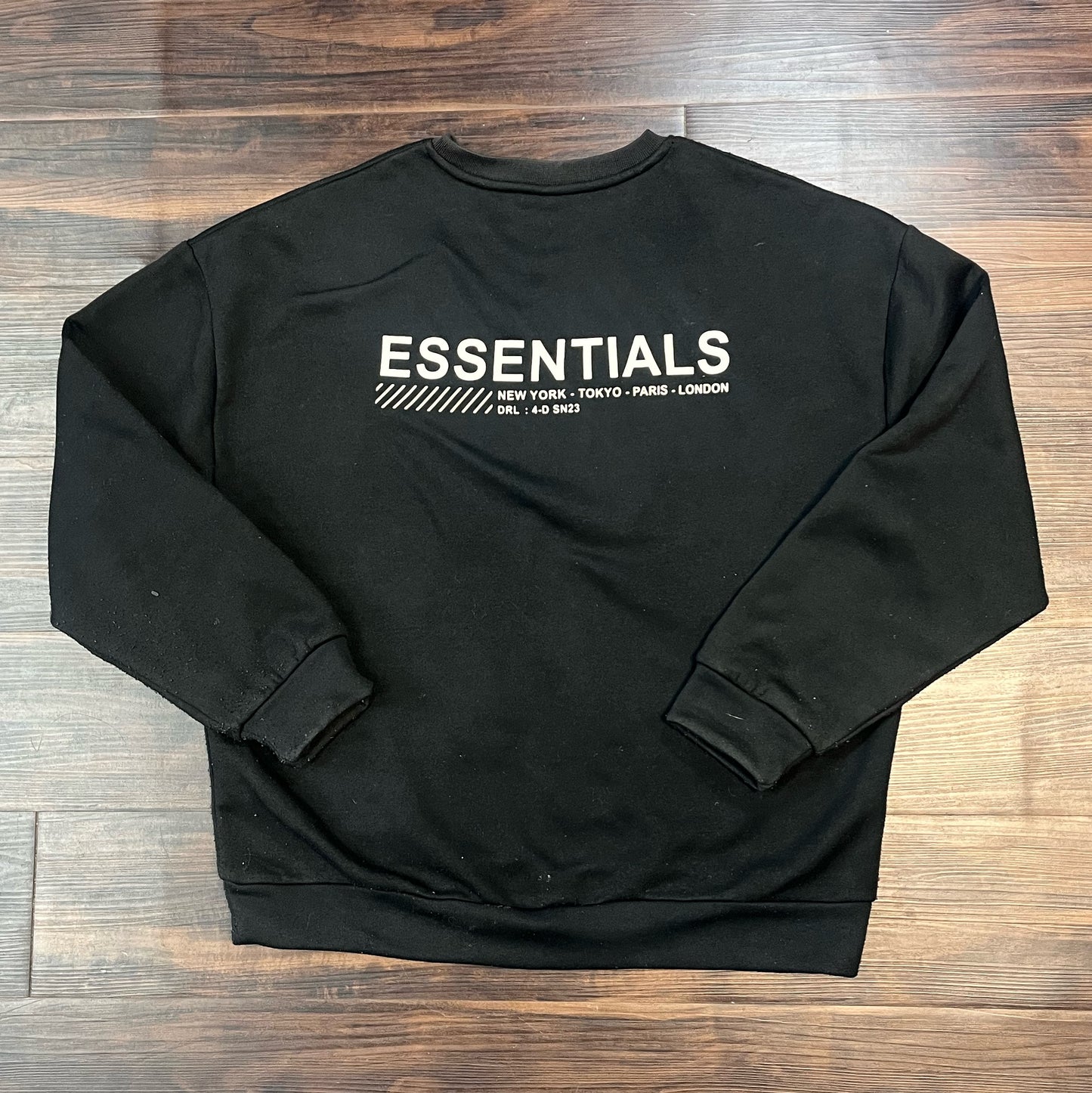 Essentials black crew neck( logo on the back) Size: M