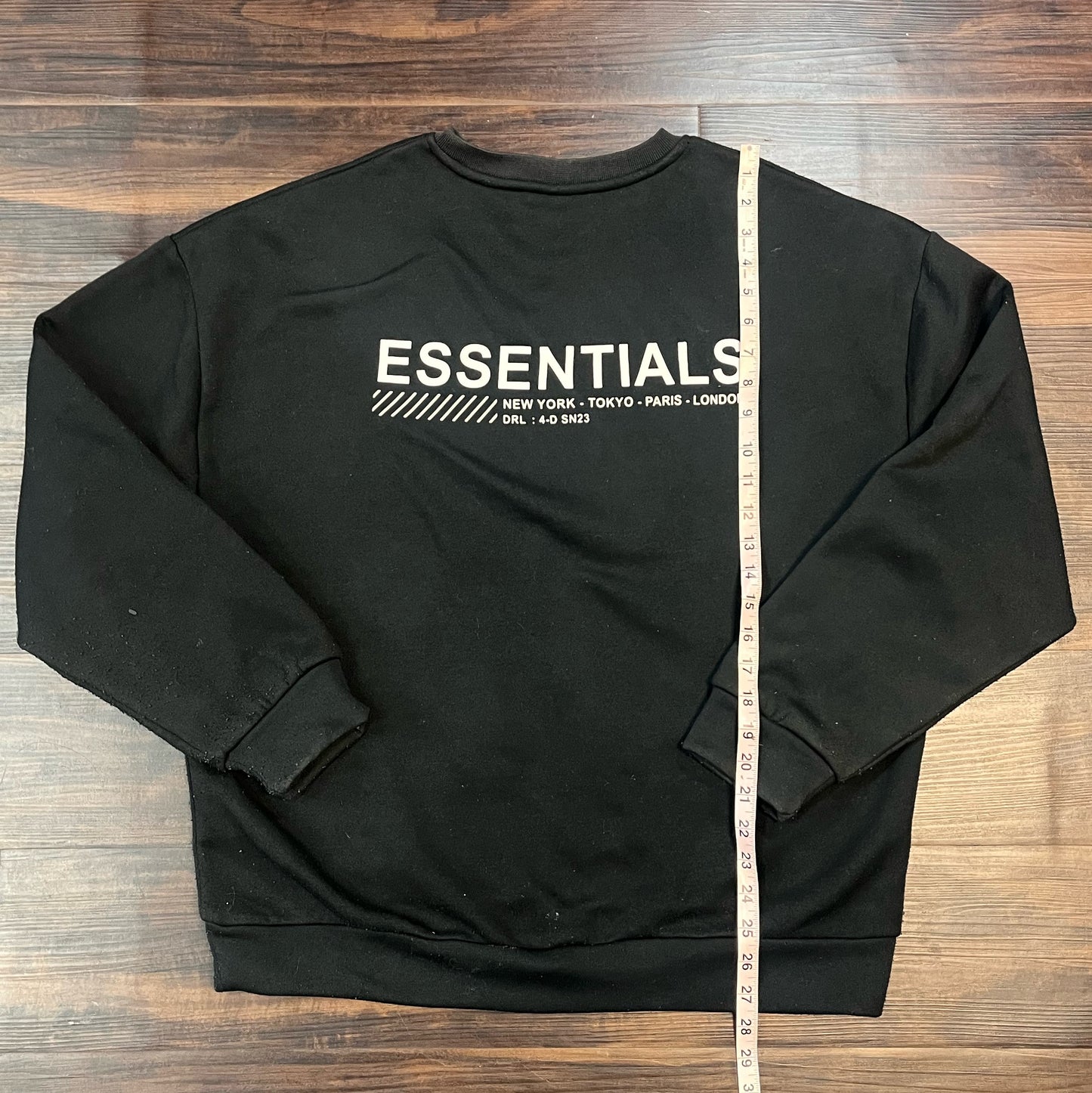 Essentials black crew neck( logo on the back) Size: M