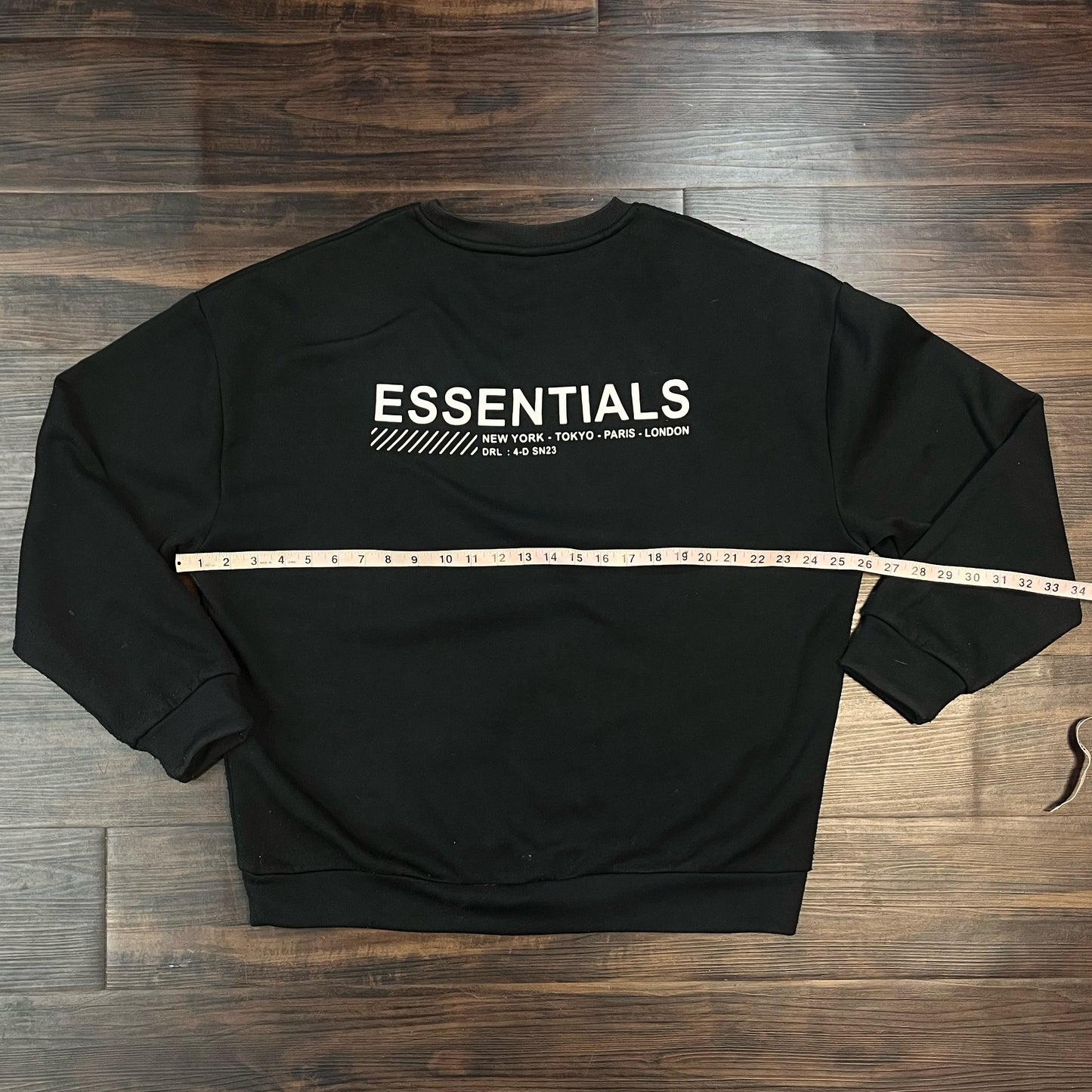 Essentials black crew neck( logo on the back) Size: M
