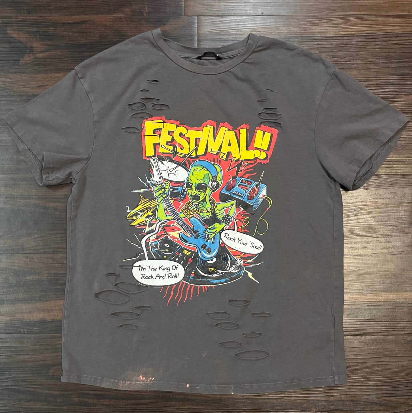 Festival Grey distressed Alien shirt Size: Medium
